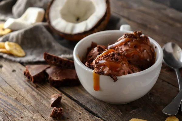 초콜릿 코코넛베이건 아이스크림을 넣는다 초콜릿 카라멜이 들어간 아이스크림볼 — 스톡 사진