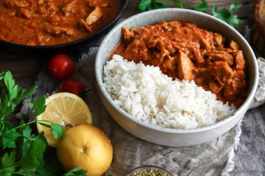 Geleneksel köri ve malzemeler. Tikka Masala tavuk ve pilav. Hint yemeği. Kapatın. Uzayı kopyala Ahşap arkaplan.