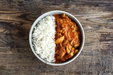 Geleneksel köri. Tikka Masala tavuk ve pilav. Hint yemeği. Üst Manzara. Uzayı kopyala Ahşap arkaplan.