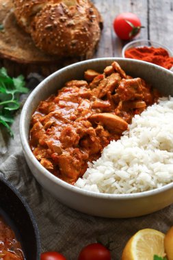 Geleneksel köri ve malzemeler. Tikka Masala tavuk ve pilav. Hint yemeği. Üst Manzara. Uzayı kopyala Ahşap arkaplan.