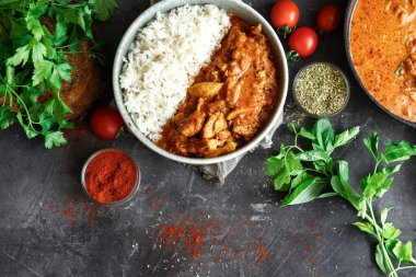 Geleneksel köri ve malzemeler. Tikka Masala tavuk ve pilav. Hint yemeği. Üst Manzara. Uzayı kopyala Koyu arkaplan.