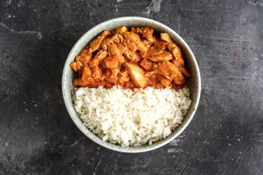 Geleneksel köri ve malzemeler. Tikka Masala tavuk ve pilav. Hint yemeği. Üst Manzara. Uzayı kopyala Koyu arkaplan.