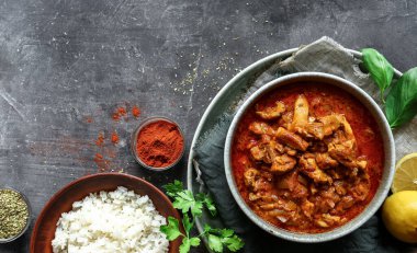 Geleneksel köri ve malzemeler. Tikka Masala tavuk ve pilav. Hint yemeği. Üst Manzara. Uzayı kopyala Koyu arkaplan.