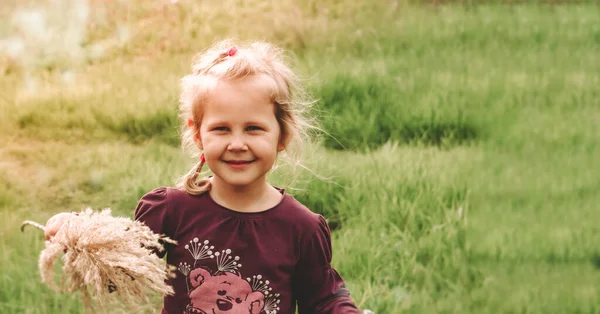 Barnporträtt Naturen Uppfattat Utrymme Vacker Blond Flicka Gammal Barnet Ler — Stockfoto