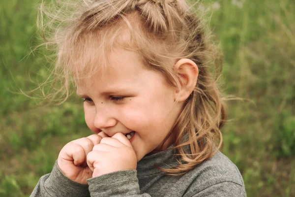 Kinderportret Natuur Begrepen Ruimte Mooi Blond Meisje Van Jaar Oud — Stockfoto