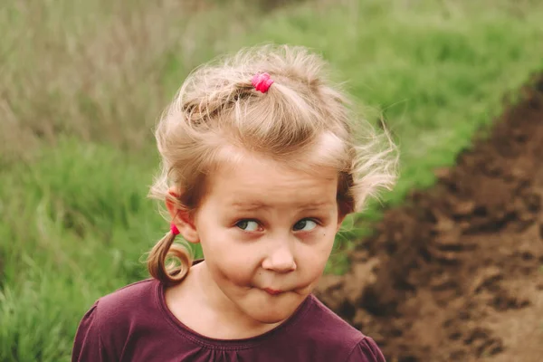 Kinderportret Natuur Begrepen Ruimte Mooi Blond Meisje Van Jaar Oud — Stockfoto