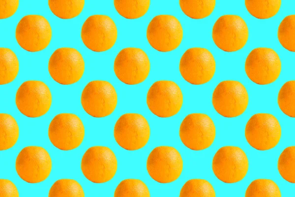 Fruta de laranja em um fundo azul. Padrão laranja. — Fotografia de Stock