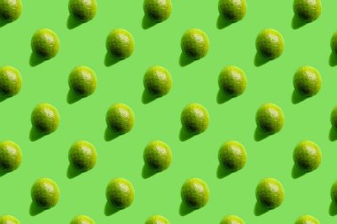 Yeşil arka planda olgun kireç deseni.