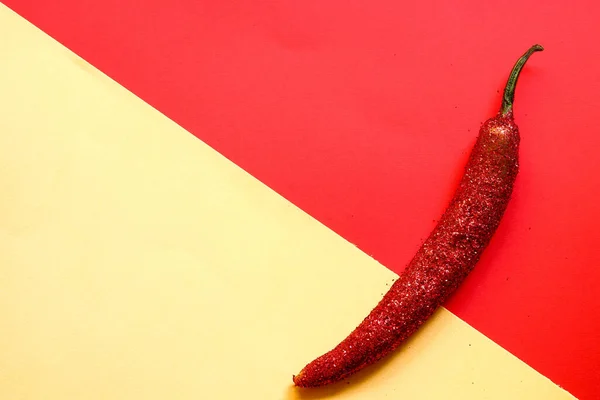 Einzige Rote Chilischote Auf Rotem Hintergrund Kreatives Minimalismus Konzept Mit — Stockfoto