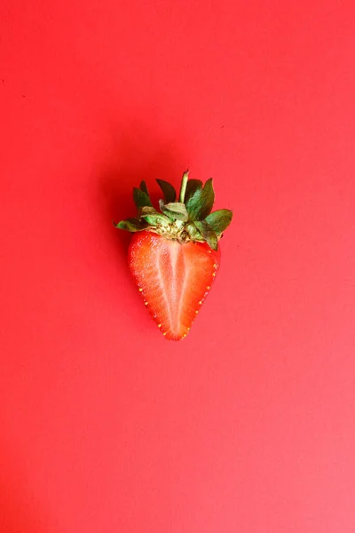 Single Rode Aardbei Rode Achtergrond Creatief Minimalisme Concept Met Kopieerruimte — Stockfoto