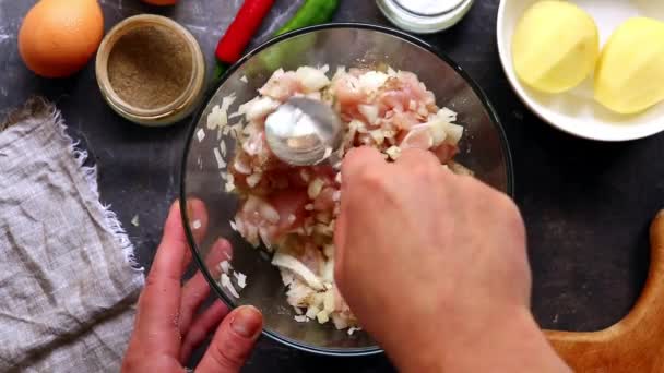 厨师准备食物 煮肉丸子 把切碎的肉放在碗里揉碎 顶部视图 桌上的配料 — 图库视频影像