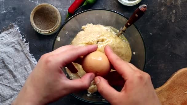 요리사는 닭고기 미트볼 요리를 소세지를 그릇에 익히는 위에서 성분들 — 비디오