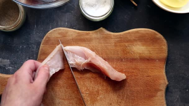 Cozinheiro Prepara Comida Corta Frango Pedaços Vista Superior Cozinhar Recheio — Vídeo de Stock