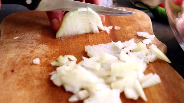 Cocinero Prepara Comida Corta Cebolla Trozos Tablero Cocina Madera Ingredientes — Vídeo de stock