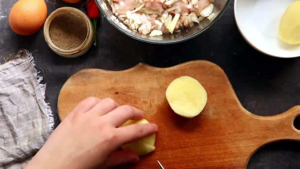 Cozinheiro Prepara Comida Corta Batatas Pedaços Placa Cozinha Madeira Ingredientes — Vídeo de Stock
