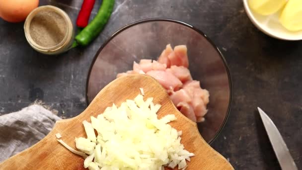 Chef Prepara Plato Pone Cebollas Tazón Ingredientes Mesa Vista Desde — Vídeo de stock