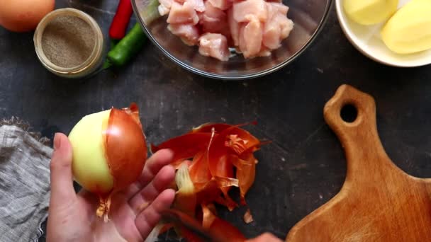 Chef Prepara Plato Pela Cebolla Ingredientes Mesa Vista Superior — Vídeo de stock