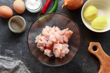 Tavuk köfteleri için adım adım kıyma hazırlıyorum. Üst Manzara. Mutfakta yemek pişirmek..