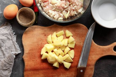 Tavuk köfteleri için adım adım kıyma hazırlıyorum. Üst Manzara. Mutfakta yemek pişirmek..