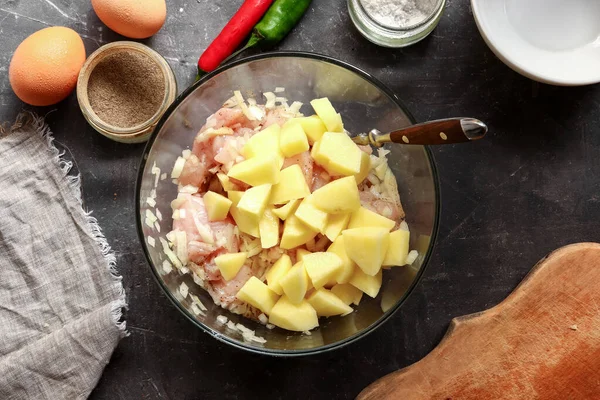 미트볼을 고기를 단계적으로 준비하는 위에서 부엌에서 요리하는 — 스톡 사진