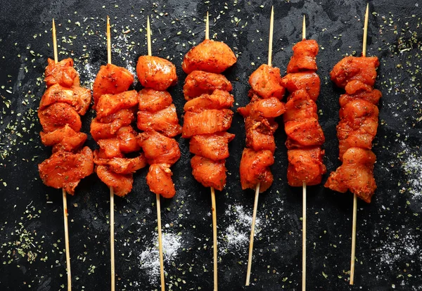 Nyers Pácolt Csirke Felülnézet Másolás Nyers Kebab Fűszerekben Fűszeres Csirkecomb — Stock Fotó