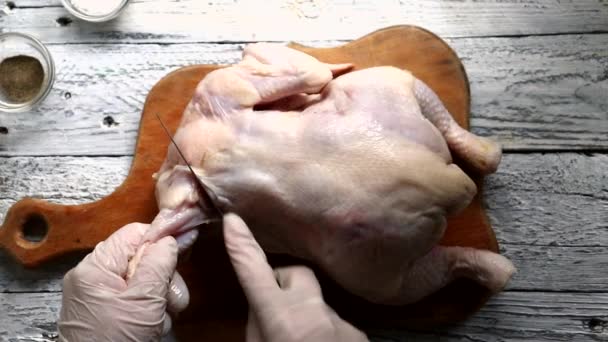 整只生鸡肉厨师切一只鸡,一只翅膀.顶部视图。厨房的烹调过程. — 图库视频影像