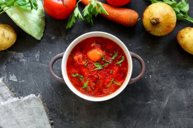 Adım adım domates çorbası ya da borş çorbası pişiriyorum. Malzemeler. Üst Manzara. Tabakta sebze çorbası.
