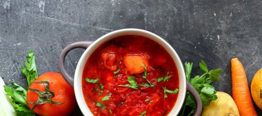 Adım adım domates çorbası ya da borş çorbası pişiriyorum. Malzemeler. Üst Manzara. Tabakta sebze çorbası.