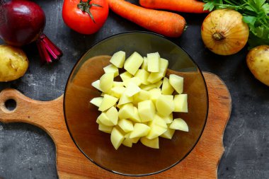 Adım adım sebze çorbası ya da sebze çorbası pişiriyorum. Patates dilimliyorum. Malzemeler. Üst görünüm.