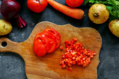 Adım adım sebze çorbası ya da sebze çorbası pişiriyorum. Sebze doğrama, domates doğrama. Malzemeler. Üst görünüm.