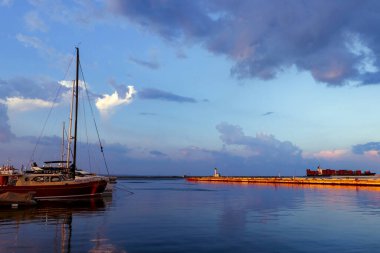 Liman. Odessa, Ukrayna, Haziran 2021. Deniz şehri ve akşam bulutları. Yatlar ve rıhtım.