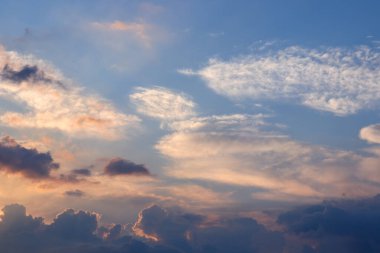 Gün batımında gökyüzü. Güzel akşam bulutları.