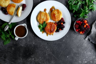 Kahvaltıda çilekli krep. Süzme peynirli krep. Karanlık arka plan. Kopyalama. Yaz tatlısı.