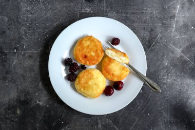 Kahvaltıda çilekli krep. Süzme peynirli krep. Karanlık arka plan. Kopyalama. Yaz tatlısı.