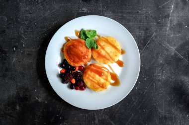 Kahvaltıda çilekli krep. Süzme peynirli krep. Karanlık arka plan. Kopyalama. Yaz tatlısı.