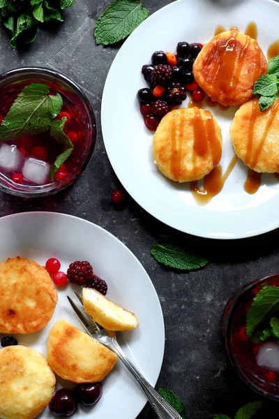 Süße Quarkpfannkuchen Mit Beeren Zum Frühstück Quark Pfannkuchen Dunkler Hintergrund — Stockfoto