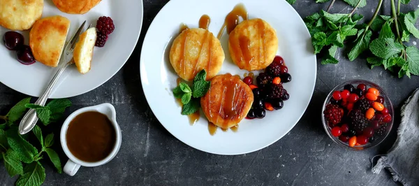 Süße Quarkpfannkuchen Mit Beeren Zum Frühstück Quark Pfannkuchen Dunkler Hintergrund — Stockfoto