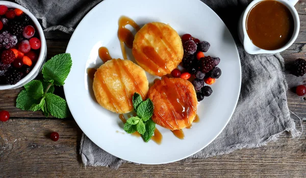 Süße Quarkpfannkuchen Mit Beeren Zum Frühstück Quark Pfannkuchen Dunkler Hintergrund — Stockfoto