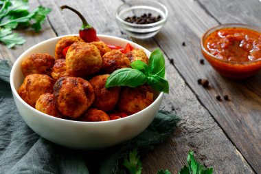 Tabakta tavuk köftesi. Köfte ve fesleğen. Kopyalama. Ahşap arkaplan