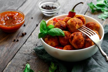 Tabakta tavuk köftesi. Köfte ve fesleğen. Kopyalama alanı.