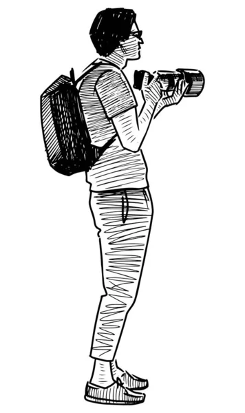 バックパックとカメラの立って見て若い写真家のフリーハンドの図面 — ストックベクタ