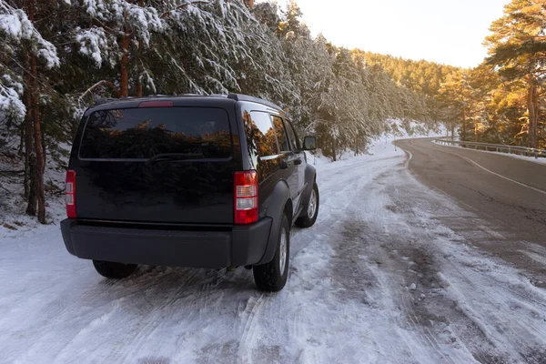 Todo Terreno Veículo Lado Uma Estrada Nevada Nas Montanhas Conceito — Fotografia de Stock