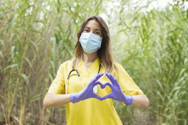 Infirmière Blanche Uniforme Gants Masque Chirurgical Formant Cœur Avec Ses — Photo