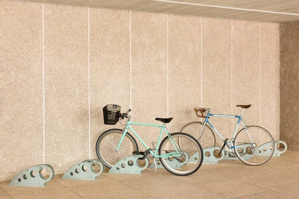确保自行车停放安全可持续流动的概念 案文的篇幅 — 图库照片