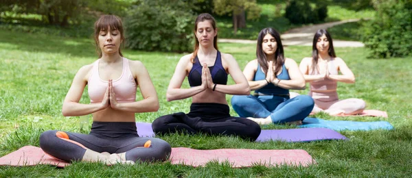 Четыре Женщины Занимаются Медитацией Открытом Воздухе Групповые Занятия Йогой Парке — стоковое фото