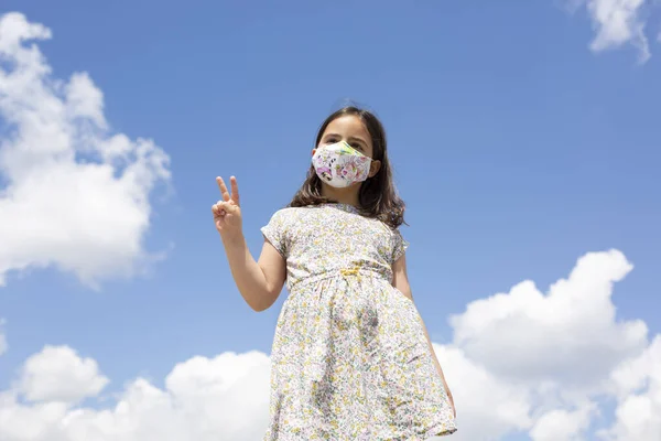 Portrait Little Child Face Mask Making Victory Gesture Her Hand — Stockfoto