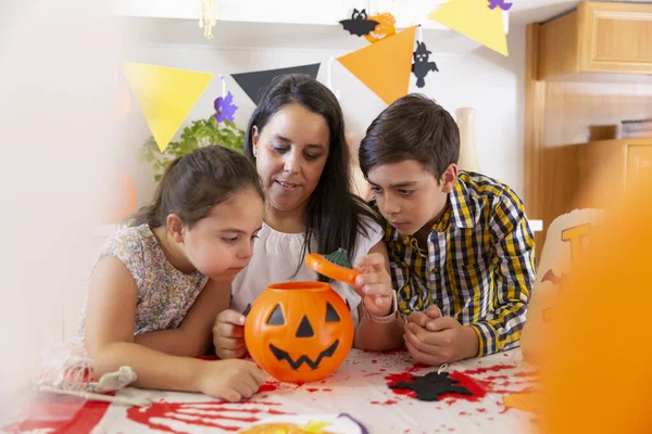 Matka Dwójką Dzieci Przygotowuje Się Domu Halloween Party — Zdjęcie stockowe