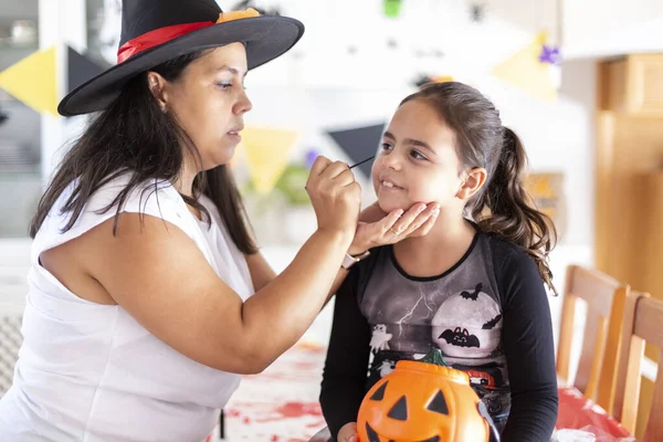 Mama Robi Makijaż Córki Halloween Party — Zdjęcie stockowe
