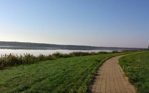 Пішохідна Стежка Березі Річки — стокове фото