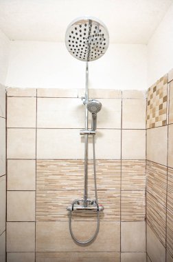 Bir dairede yenilenmiş bir banyo..